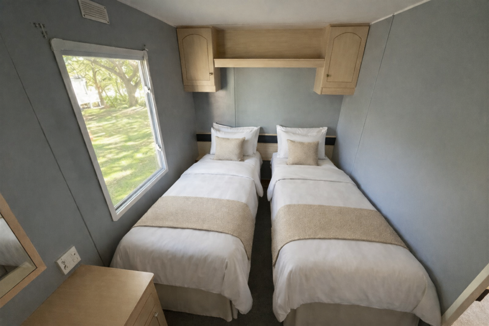 2003 Atlas Moonstone twin bedroom dressed