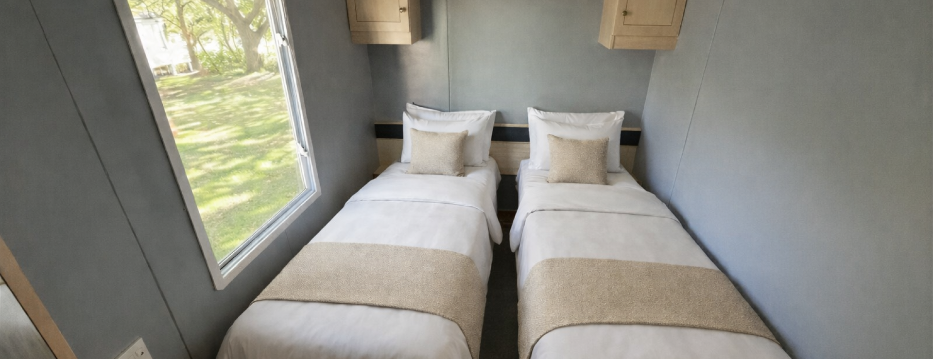 2003 Atlas Moonstone twin bedroom dressed