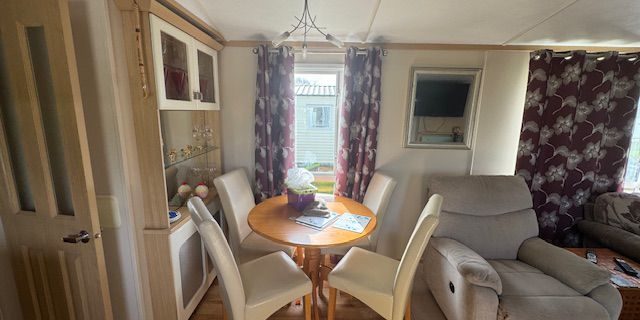 2011 Carnaby Rosedale dining room