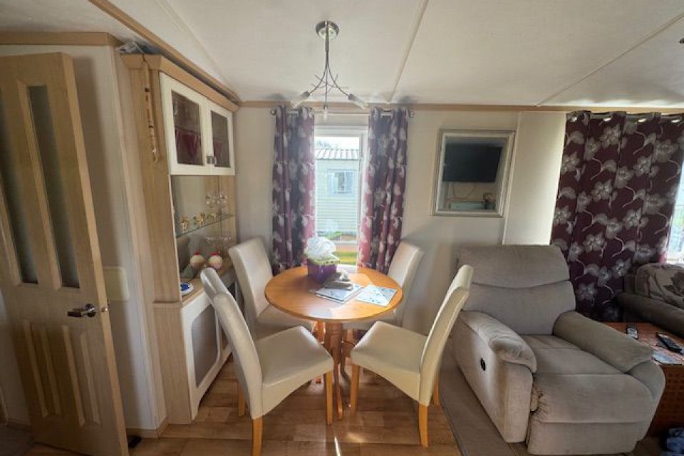 2011 Carnaby Rosedale dining room