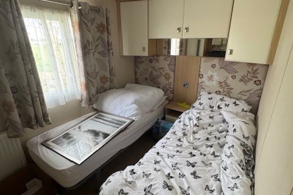 2011 Carnaby Rosedale twin bedroom