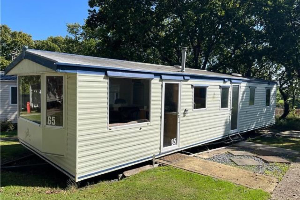 2003 Atlast Moonstone side view with door and windows