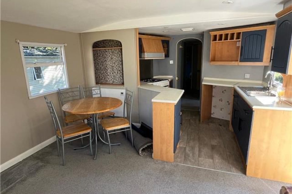 2003 Atlast Moonstone kitchen and dining